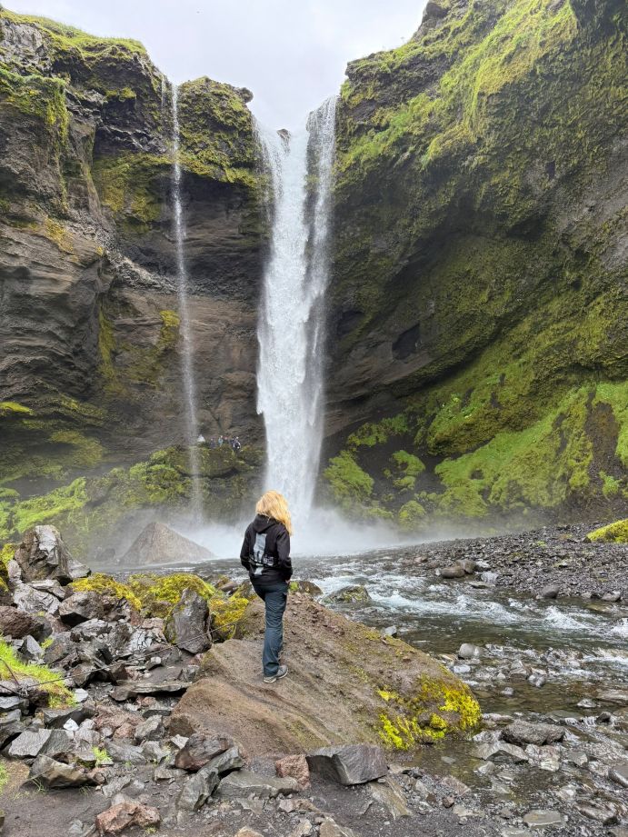 Solo unterwegs in weiter Landschaft