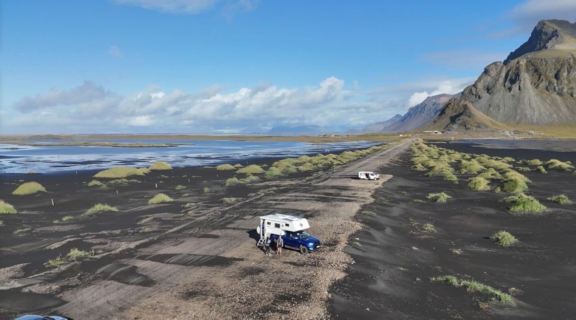 Camper bei Sonnenuntergang
