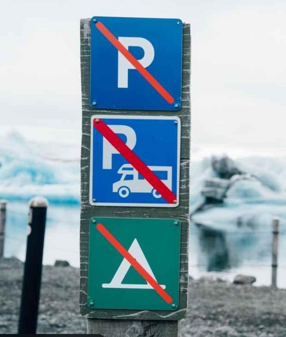 Parkplatz oder Bezahlsituation an einer Sehenswürdigkeit in Island