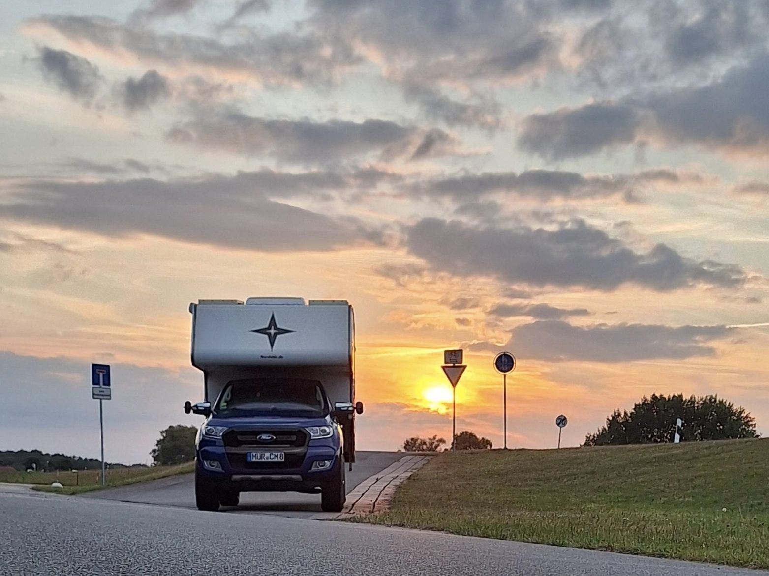 Pickup mit Kabine unterwegs